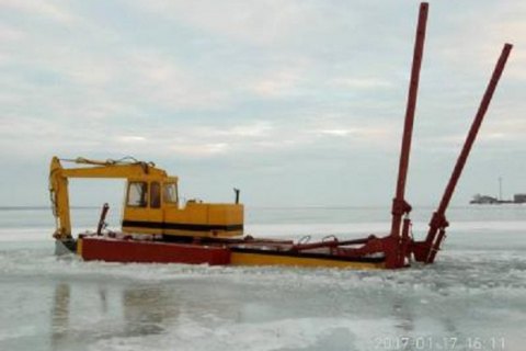 ​Двое мужчин с помощью понтонного экскаватора пытались похитить электрокабель со дна Днестровского лимана