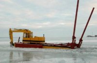 ​Двое мужчин с помощью понтонного экскаватора пытались похитить электрокабель со дна Днестровского лимана