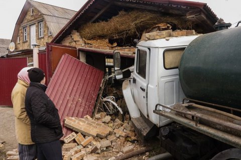​Под Киевом грузовик-ассенизатор после тройного ДТП влетел в гараж, пострадали две женщины 