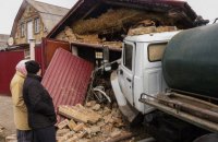 ​Под Киевом грузовик-ассенизатор после тройного ДТП влетел в гараж, пострадали две женщины 