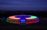 На матче Германия - Венгрия на поле выбежал болельщик с радужным флагом