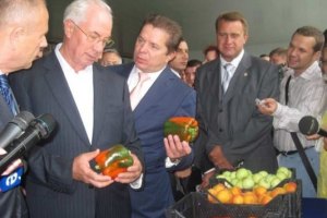 Азаров анонсировал визит с инспекцией в киевский супермаркет 