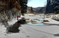 На Прикарпатье погиб мужчина, упавший со склона в реку