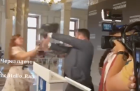 В Верховной Раде женщина напала на нардепа Потураева