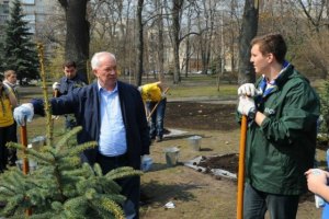 Азаров насчитал 5,5 млн "патриотов" на субботнике