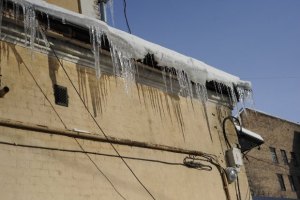 В Киеве уже трое людей пострадали от сосулек