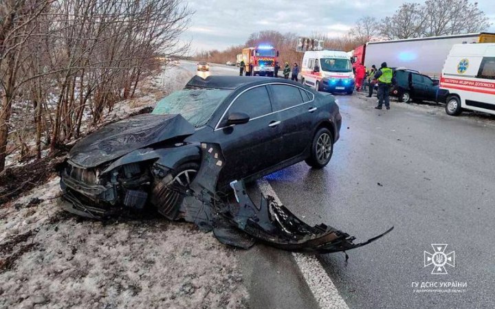 На Дніпропетровщині зіткнулися п’ять легковиків і вантажівка
