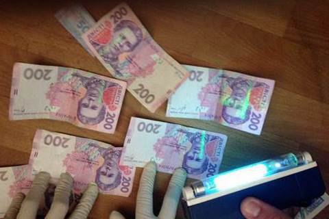Чиновник міграційної служби намагався проковтнути хабар під час затримання