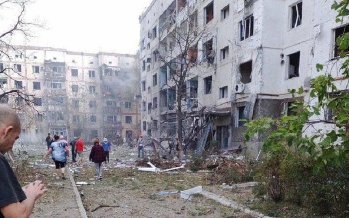 Російська авіабомба впала у житловий квартал в окупованій Новій Каховці (оновлено)