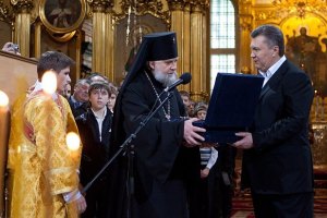 Янукович подарил Почаевской лавре церковную утварь 