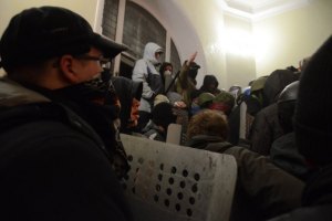 Во время разгрома райотделов во Львове пропало более 900 единиц оружия