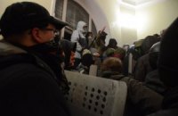 Во время разгрома райотделов во Львове пропало более 900 единиц оружия
