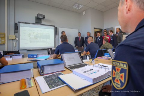 Восемь украинских пилотов проходят подготовку во Франции, - Аваков