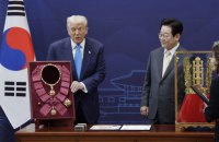 Трамп приїхав у Південну Корею, йому там вручили копію золотої корони і орден