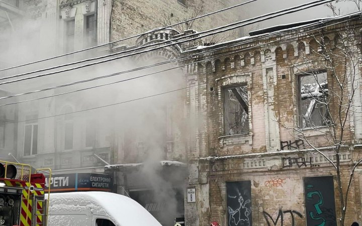 У Києві горить історична садиба, яку раніше намагалася передати під будівництво офісного центру