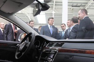 Янукович поручил усовершенствовать закон об утилизации авто