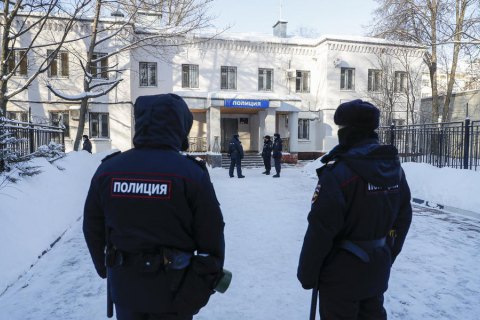 Над Навальным провели суд в отделении полиции, его арестовали на 30 суток (обновлено)