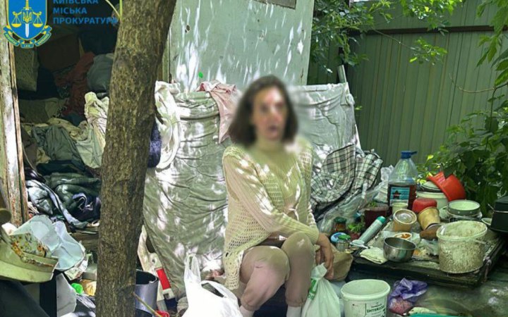 Затримана за наругу над могилами українських захисників у Києві не може пояснити цього вчинку