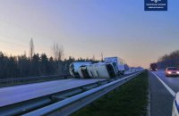 На одеській трасі під Києвом вантажівка врізалася в автобуси, які зупинилися, двоє загиблих