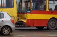 Во Львове троллейбус въехал в маршрутку