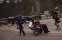 “Бабусь привозили на дитячих візочках, на будівельних тачках, несли на руках". Волонтер Червоного Хреста про евакуацію з Ірпеня