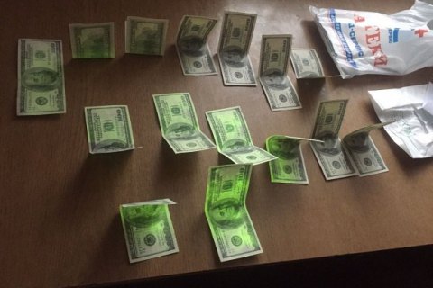 Начальницу Лисичанского вокзала задержали при получении $1,5 тыс. взятки