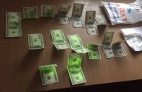 Начальницу Лисичанского вокзала задержали при получении $1,5 тыс. взятки