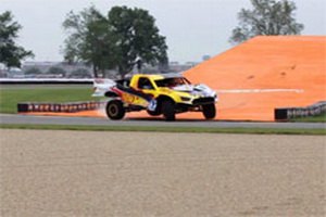 Ведущий американского Top Gear прыгнул на машине с 4WD с трамплина на 101 метр