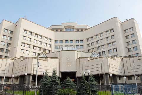 КСУ визнав незаконним обмеження зарплат суддів, які не пройшли переатестацію