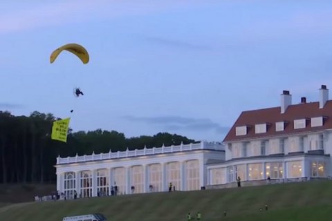 В Шотландии задержали парапланериста, пролетевшего над Трампом с плакатом