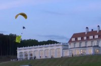 В Шотландии задержали парапланериста, пролетевшего над Трампом с плакатом
