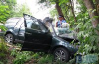 ДТП в Киеве: Volkswagen влетел в дерево