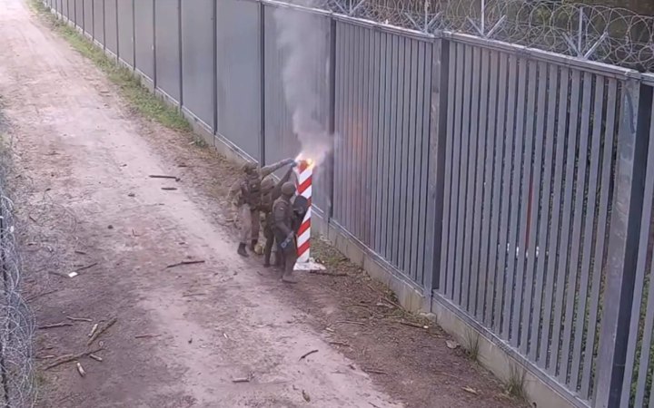 Мігранти підпалили польський прикордонний знак на кордоні з Білоруссю
