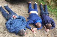 Троє рецидивістів місяць грабували нелегальних копачів бурштину, видаючи себе за поліцейських
