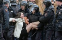 У Росії героїню фото з акції проти корупції оштрафували