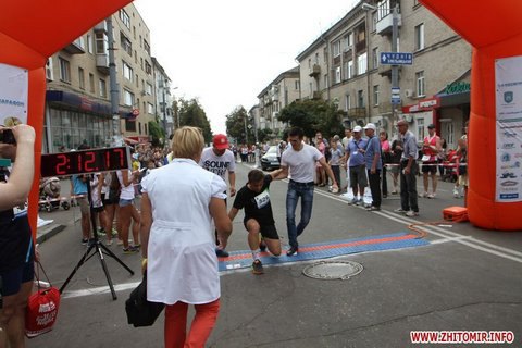 Мера Житомира забрала швидка на фініші марафону