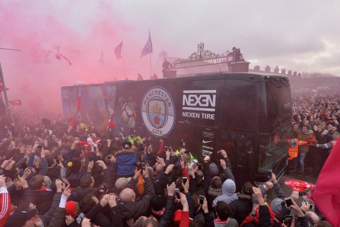 Фанаты "Ливерпуля" перед матчем Лиги Чемпионов атаковали клубный автобус "Манчестер Сити" 