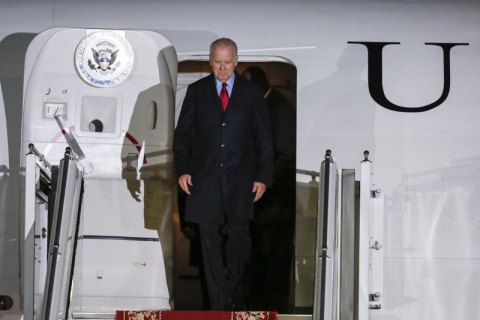 Байден тричі впав, піднімаючись трапом президентського літака