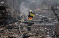У Сумах ворог вдарив по складах, постраждала людина