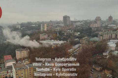 В центре Киева загорелись склады