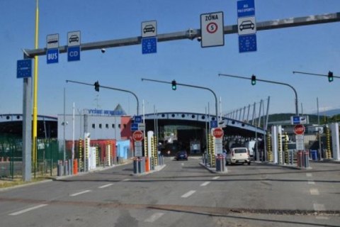На КПП со Словакией мужчина сжег свой автомобиль, потому что не смог пересечь границу