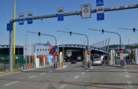 На КПП со Словакией мужчина сжег свой автомобиль, потому что не смог пересечь границу