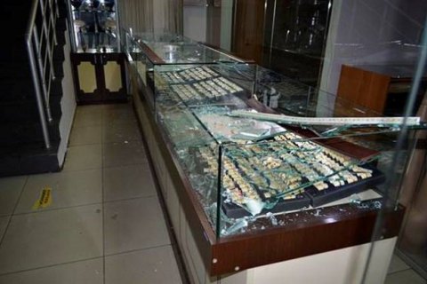 В Черноморске грабители протаранили двери ювелирного магазина и похитили украшений на 2 млн гривен