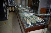 В Черноморске грабители протаранили двери ювелирного магазина и похитили украшений на 2 млн гривен