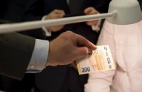 ЕЦБ показал новые 100 и 200 евро