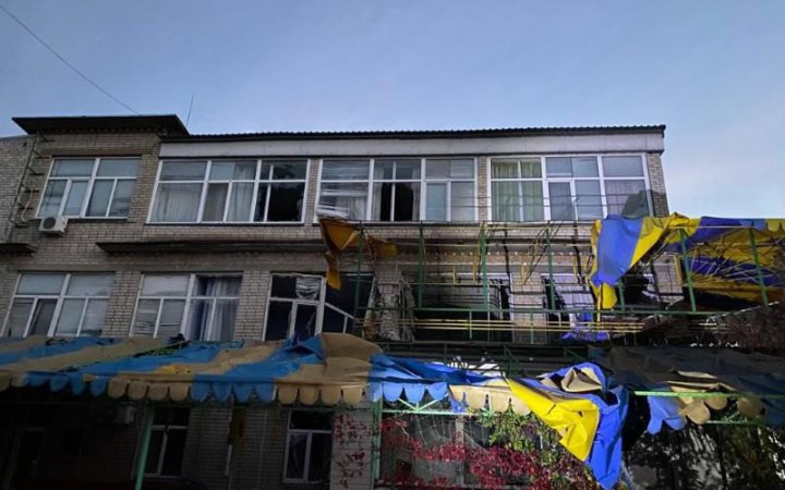 Унаслідок обстрілів Нікополя зруйновано будинки, готель та лінії електромежі