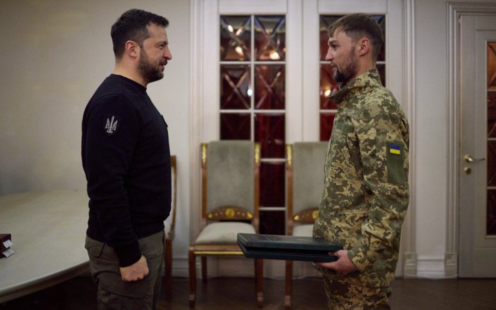 Зеленський зустрівся з військовослужбовцями, які ведуть бойові дії на Херсонщині 