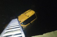  У Хмельницькій області автомобіль впав у річку: двоє людей загинули