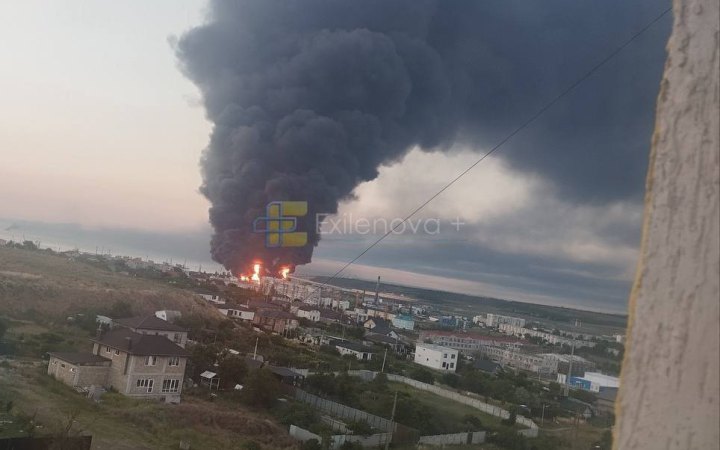 "По обидва боки Кримського мосту": Зеленський підтвердив удари Сил оборони по нафтобазах у Керчі та логістиці ворога