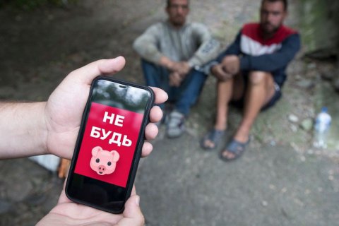 Двоє молодиків пошкодили "Замок Річарда" на Андріївському узвозі в Києві